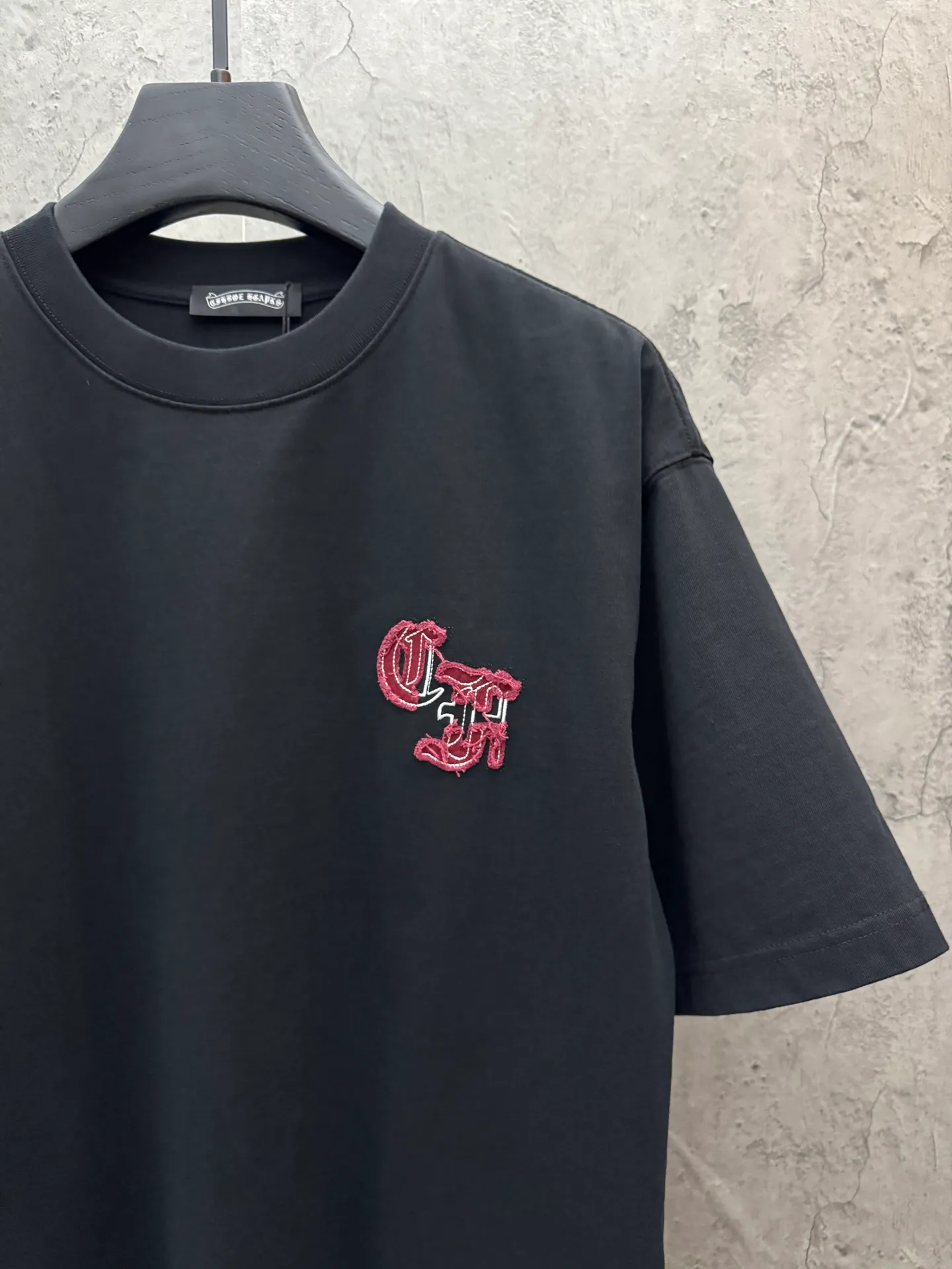 P180 top version, real shot without P, ​​different from market currency) 𝗖𝗵𝗿𝗼𝗺𝗲 𝗛𝗲𝗮𝗿𝘁𝘀/Croxin 2026 spring new original single counter American laser burnt patch embroidered couple short sleeves 👑The highest version! Customized fabric 300 grams, best-selling model at the counter, very comfortable to wear. Accessories: original molded and authenticated collar label ➕ 100% silk wash water label. Genuine purchase-grade original hangtag➕matching hanging rope➕3D hanging beads➕original packaging bag. Craftsmanship: The original version has consistent wiring! The highest version of the armhole matching technique! Color: White Black Size: S M L XL Style No.: 26-2025